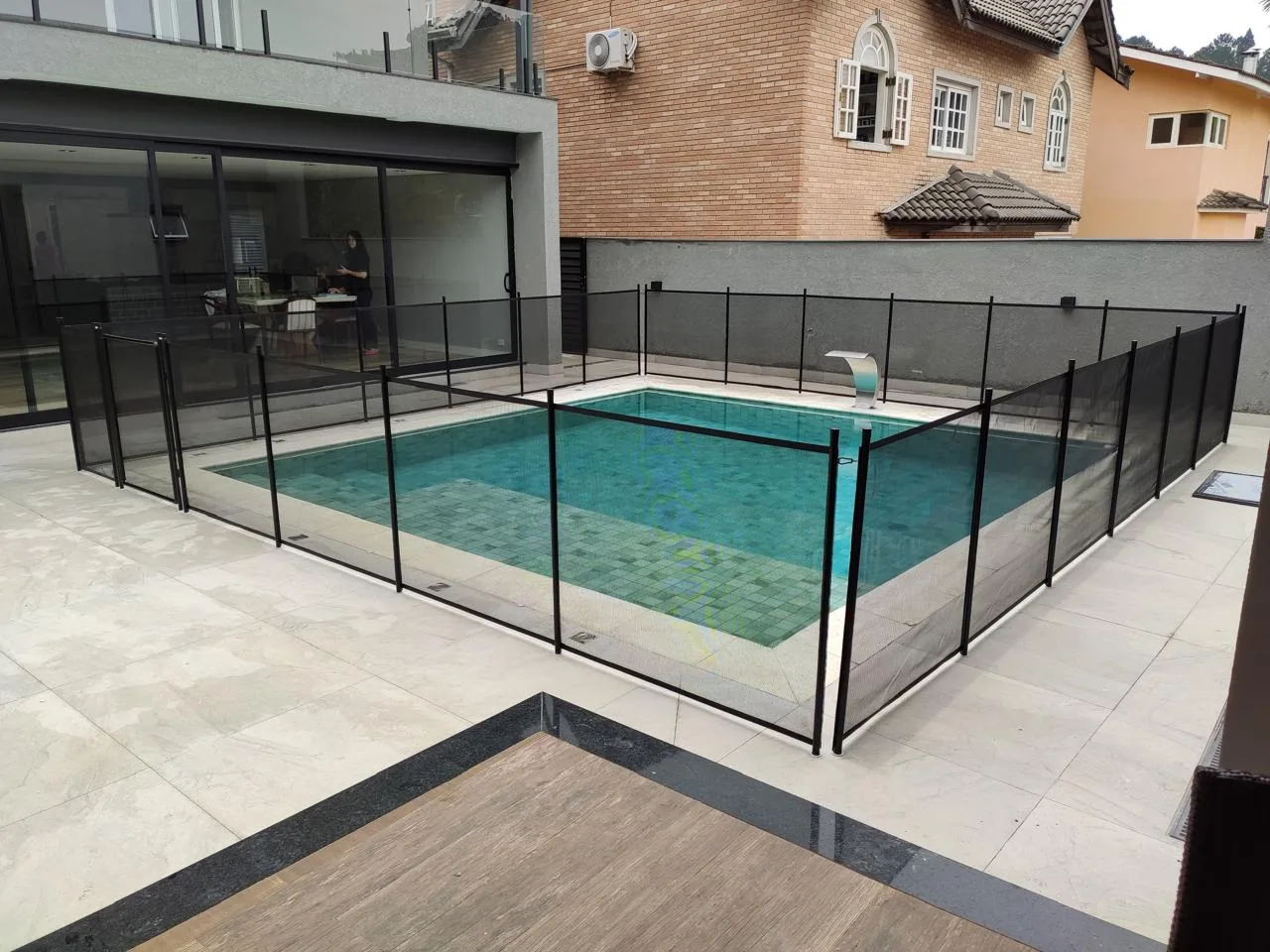 Instalador montando painel de cerca removível para piscina