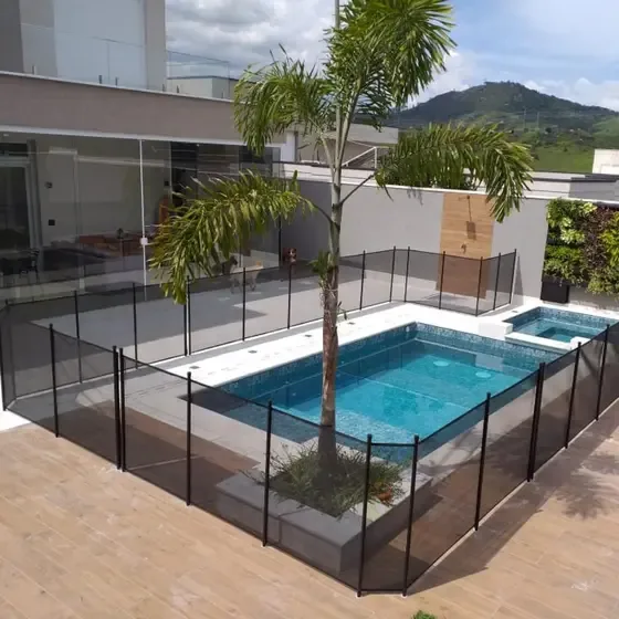 Área de piscina de condomínio cercada com proteção de segurança