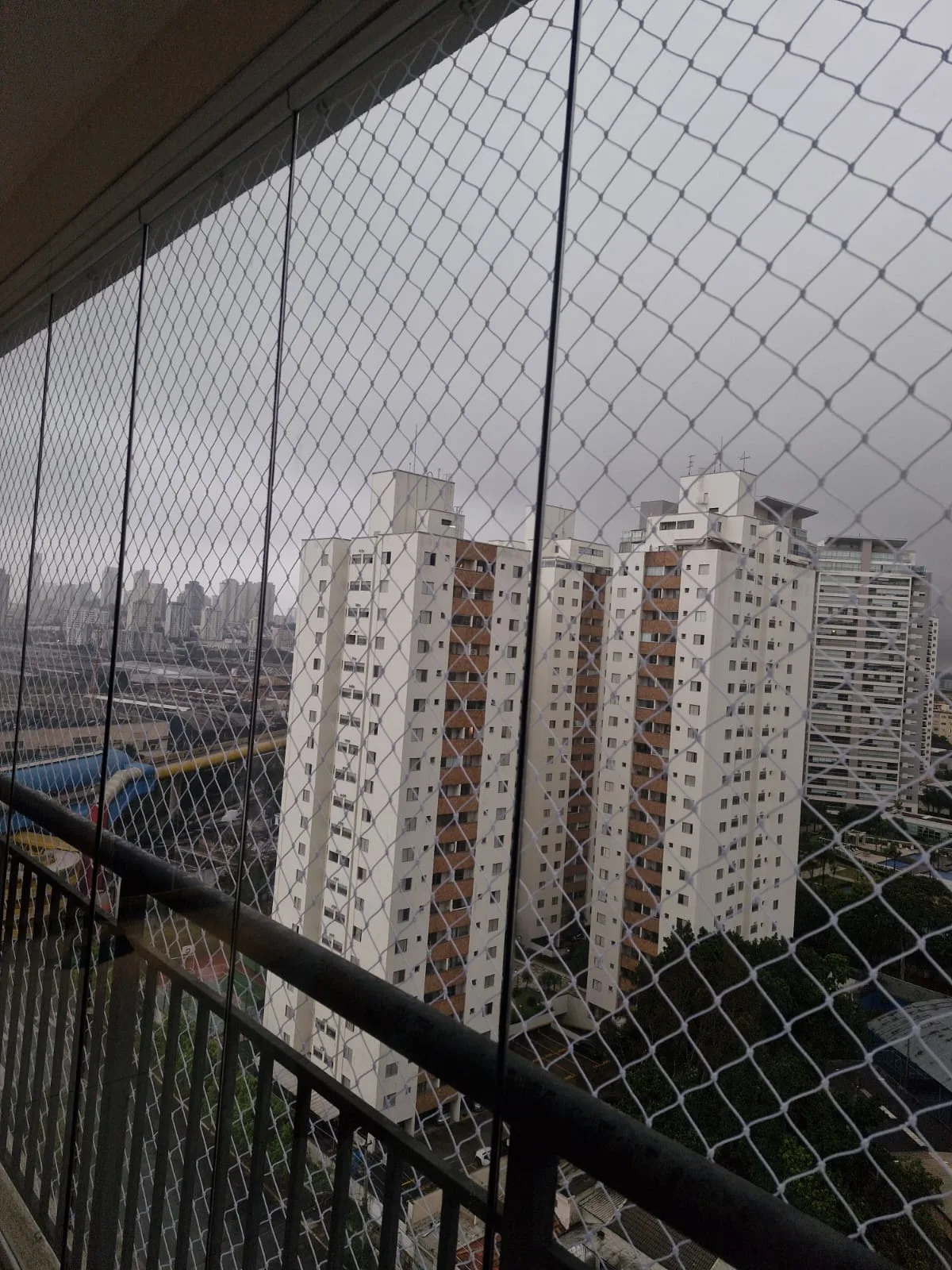 Rede de proteção em sacada com fechamento completo do vão