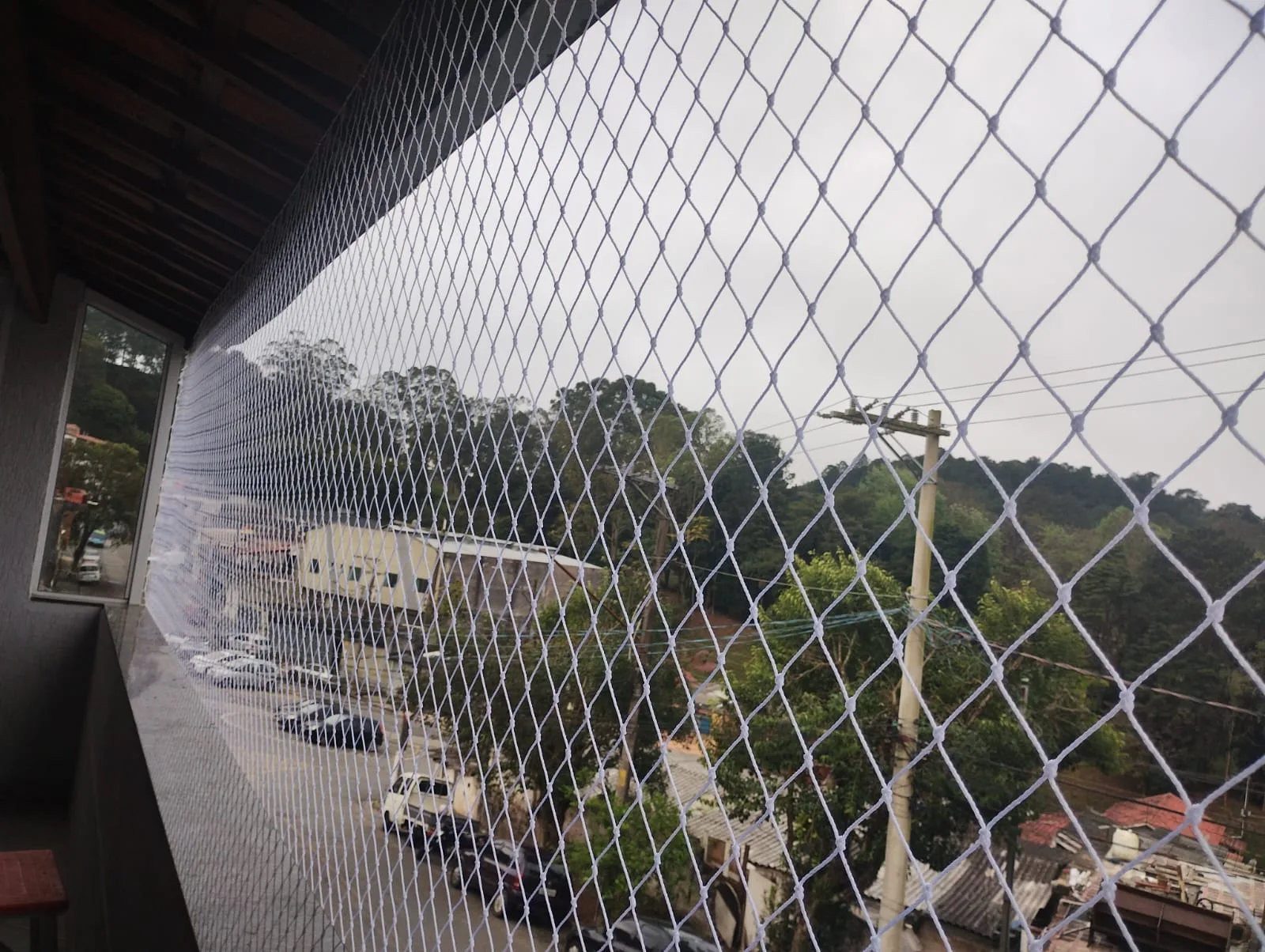 Rede de proteção instalada em varanda ampla