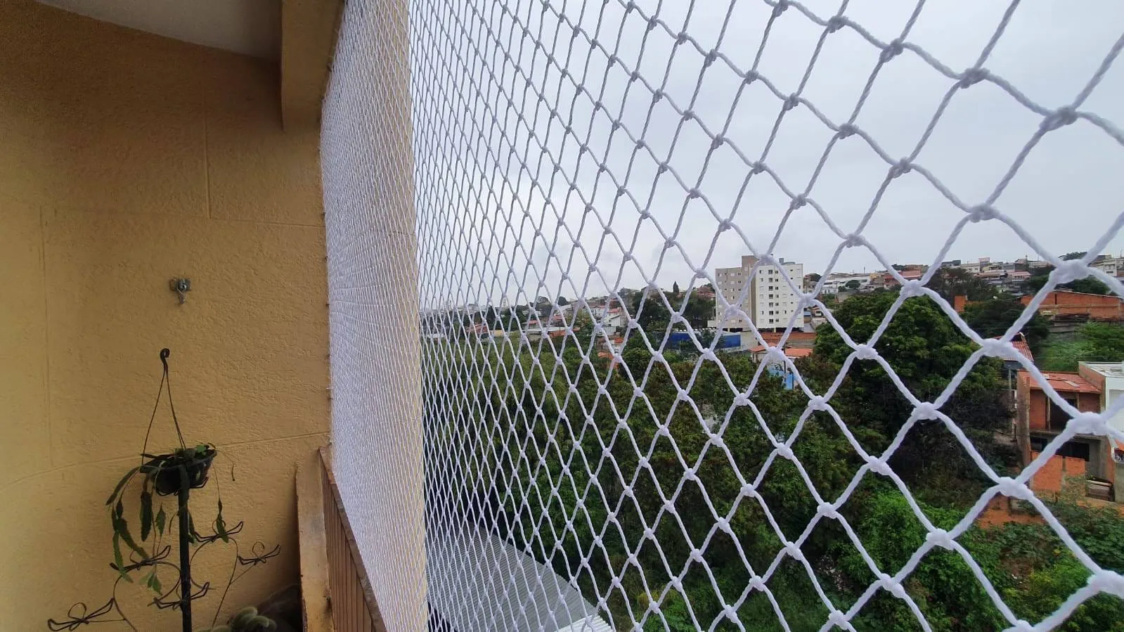 Rede de proteção protegendo vão de sacada em condomínio