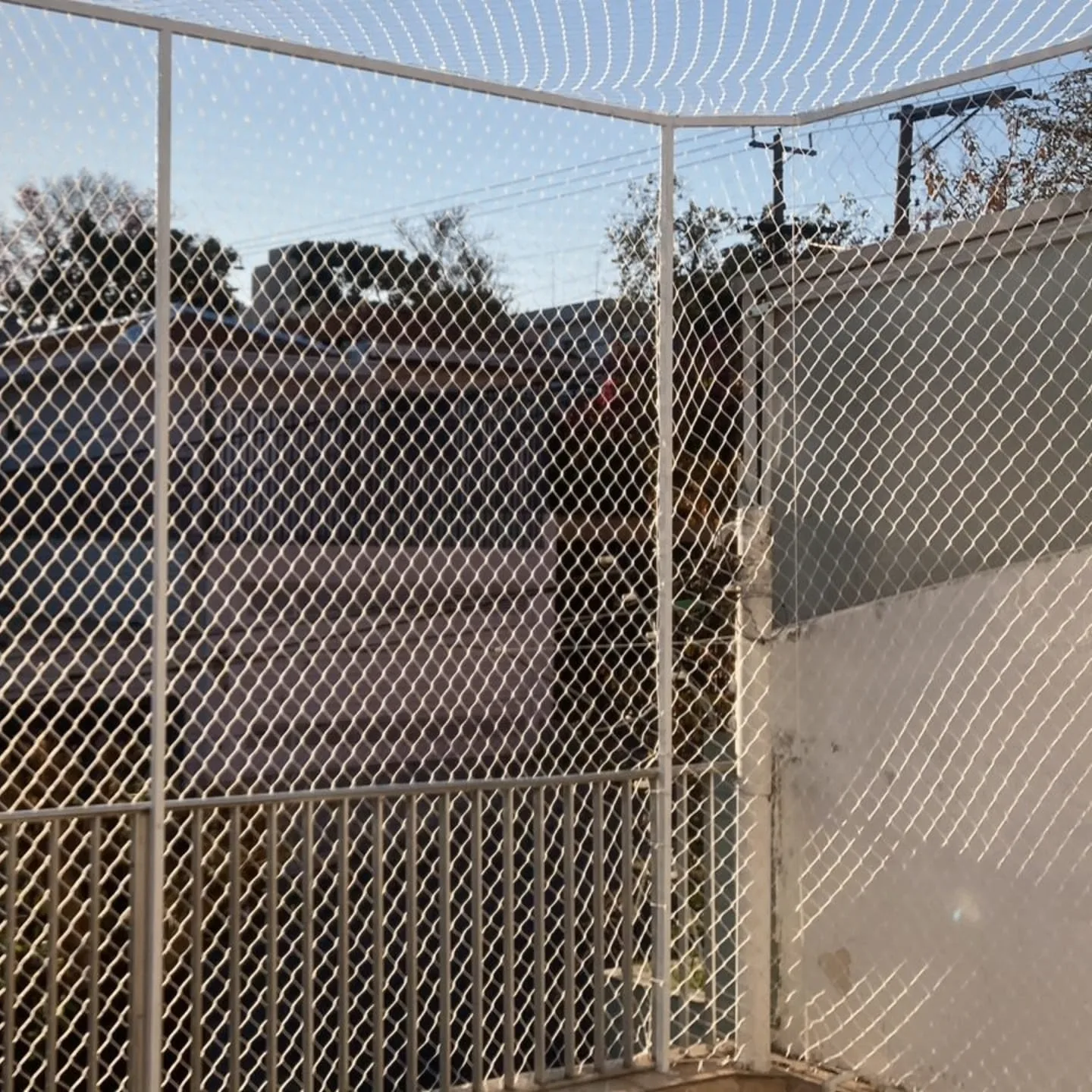 Rede de proteção instalada em área de serviço
