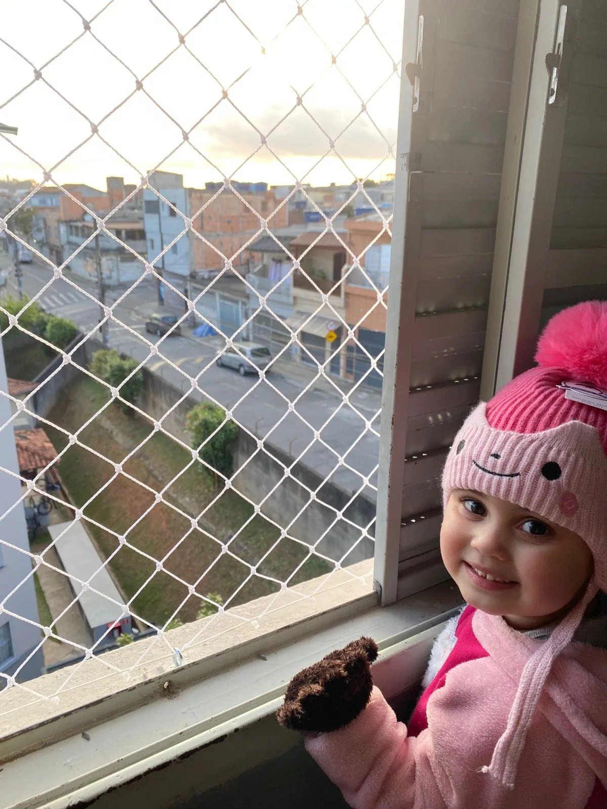 Instalação de rede de proteção em janela residencial