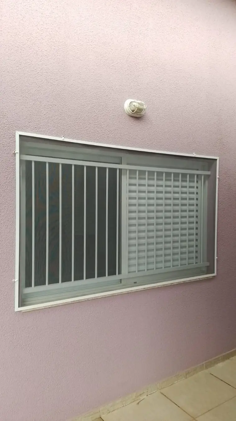 Tela mosquiteira instalada em janela de cozinha em São Paulo